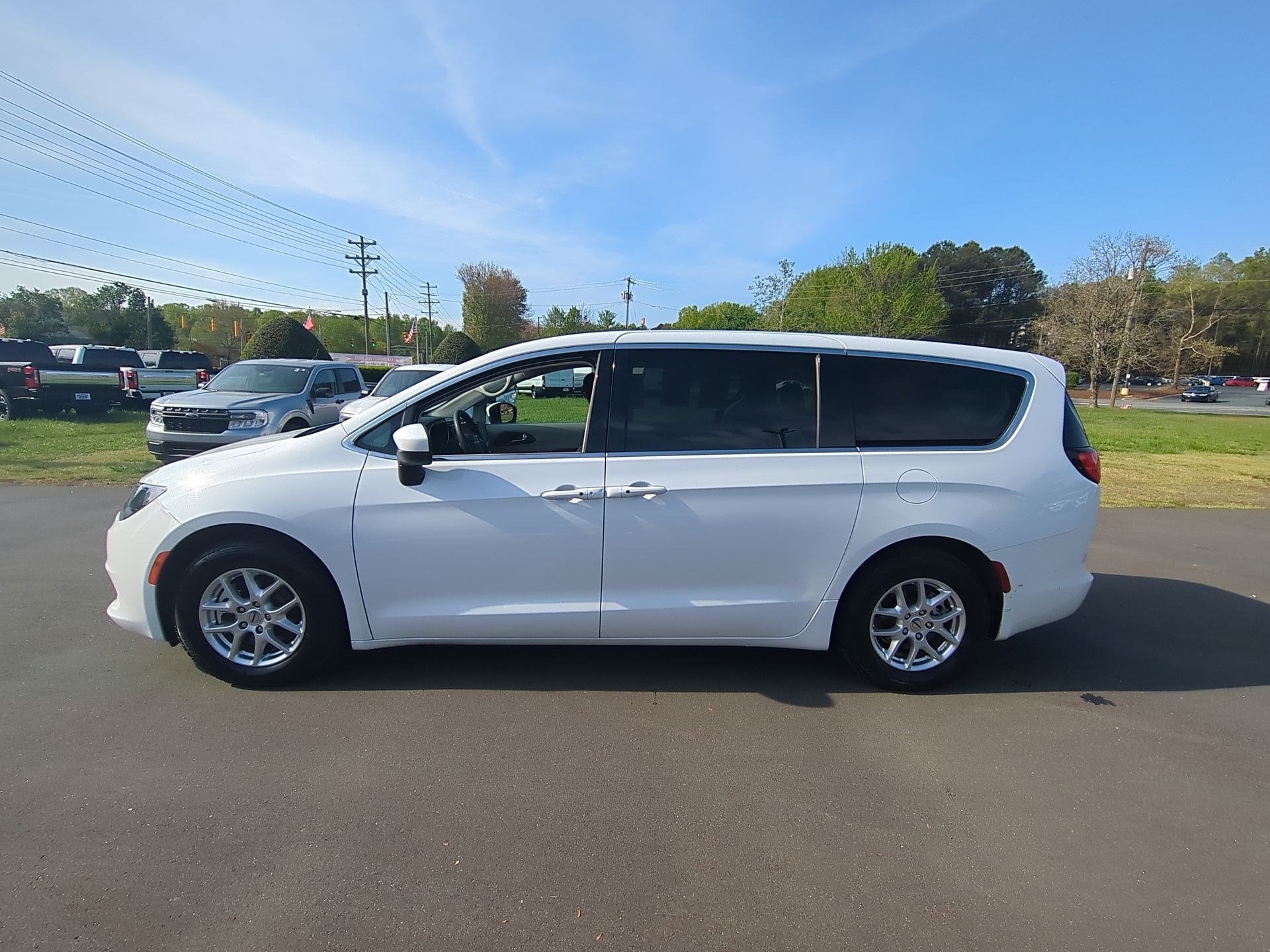 2022 Chrysler Voyager LX
