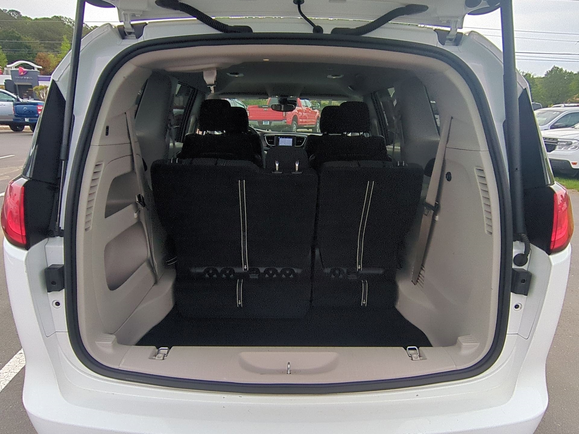 2023 Chrysler Voyager LX