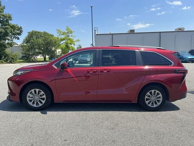 2022 Toyota Sienna LE 8 Passenger