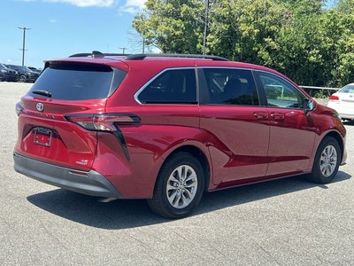 2022 Toyota Sienna LE 8 Passenger
