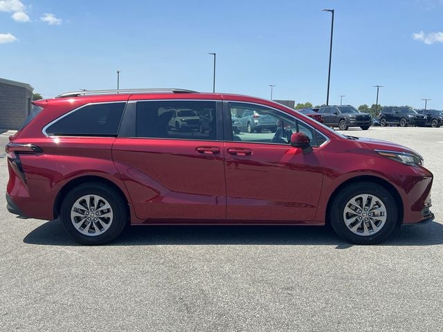 2022 Toyota Sienna LE 8 Passenger