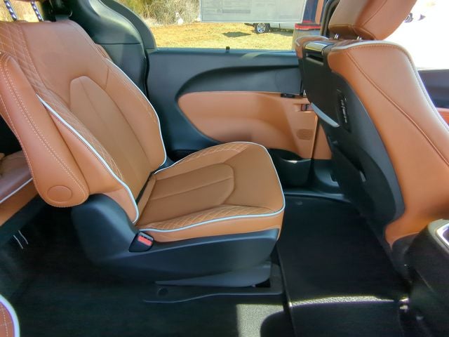 2025 Chrysler Pacifica Hybrid Pinnacle