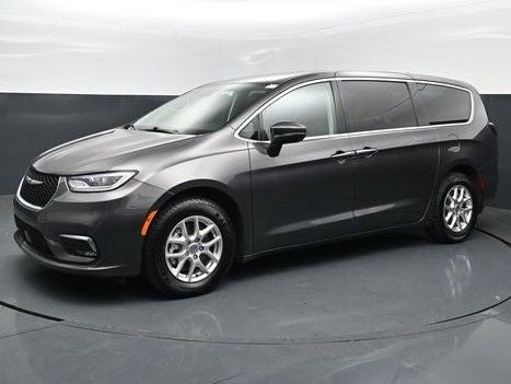 2023 Chrysler Pacifica Touring L's photo