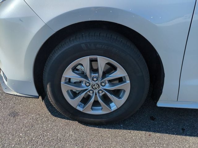 2023 Toyota Sienna XLE 8 Passenger
