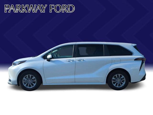 2023 Toyota Sienna XLE 8 Passenger