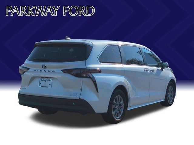 2023 Toyota Sienna XLE 8 Passenger