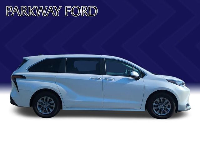 2023 Toyota Sienna XLE 8 Passenger
