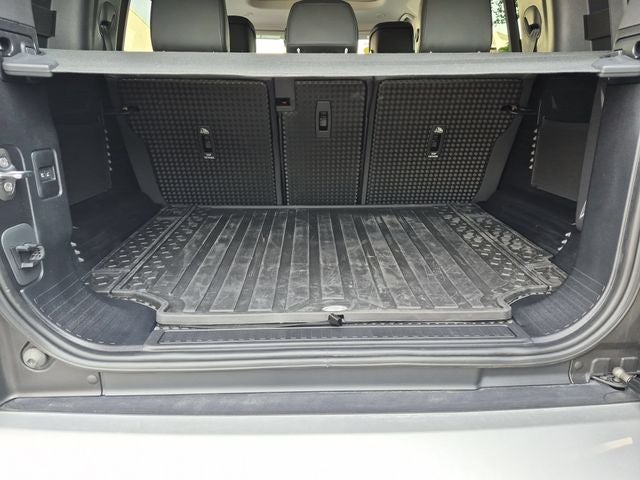 2024 Land Rover Defender 110 SE