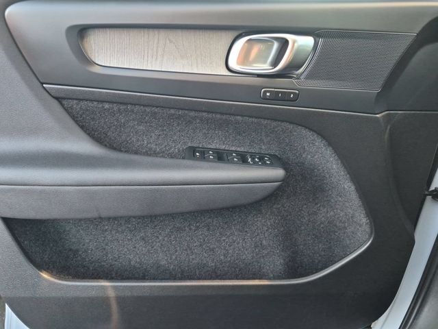 2024 Volvo XC40 B5 Plus Bright Theme